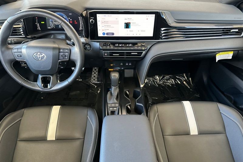 Toyota Camry Vehicle Full-screen Gallery Image 13