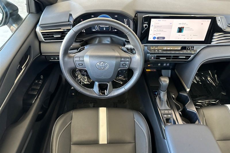 Toyota Camry Vehicle Full-screen Gallery Image 14
