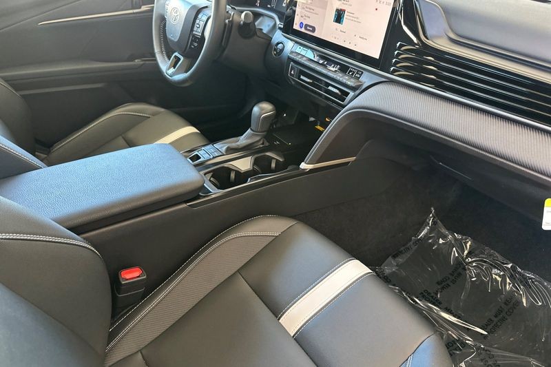 Toyota Camry Vehicle Full-screen Gallery Image 15