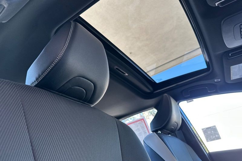 Toyota Camry Vehicle Full-screen Gallery Image 16