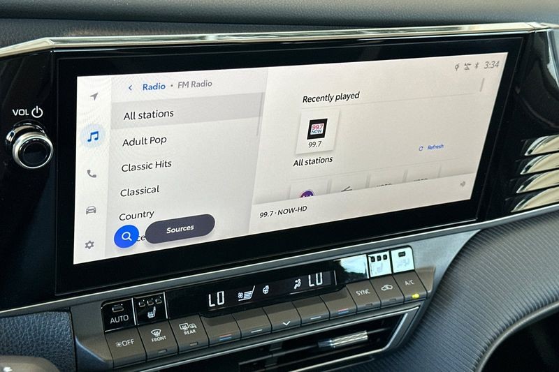 Toyota Camry Vehicle Full-screen Gallery Image 17