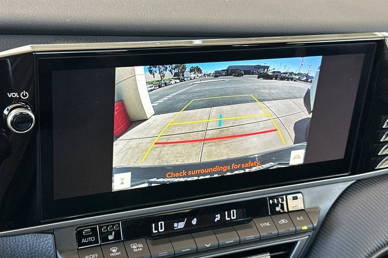 Toyota Camry Vehicle Full-screen Gallery Image 18