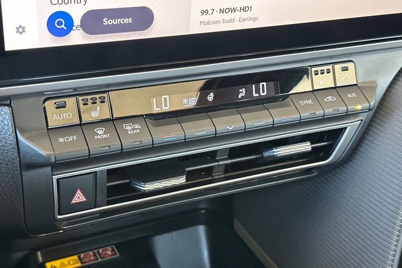 Toyota Camry Vehicle Full-screen Gallery Image 19