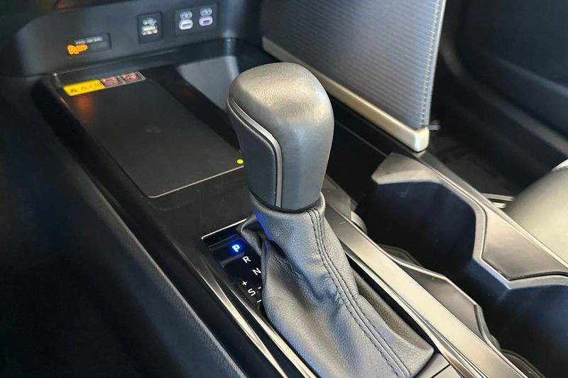 Toyota Camry Vehicle Full-screen Gallery Image 20