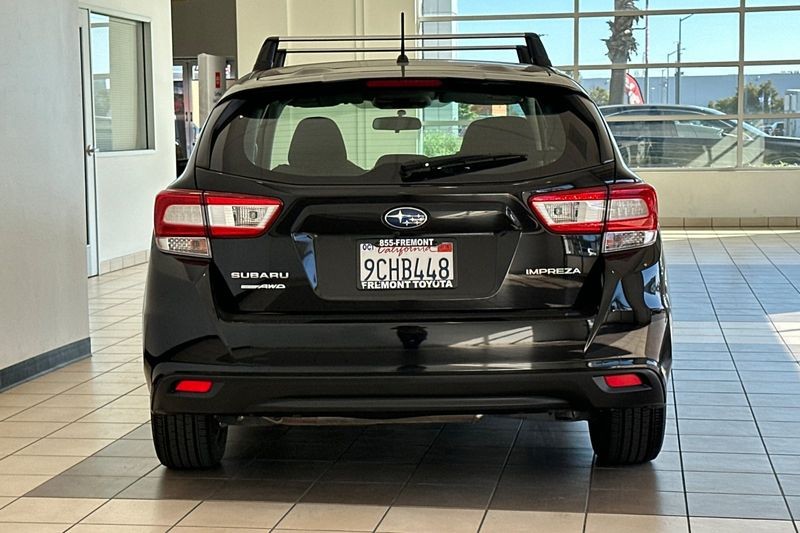 Subaru Impreza Vehicle Full-screen Gallery Image 05