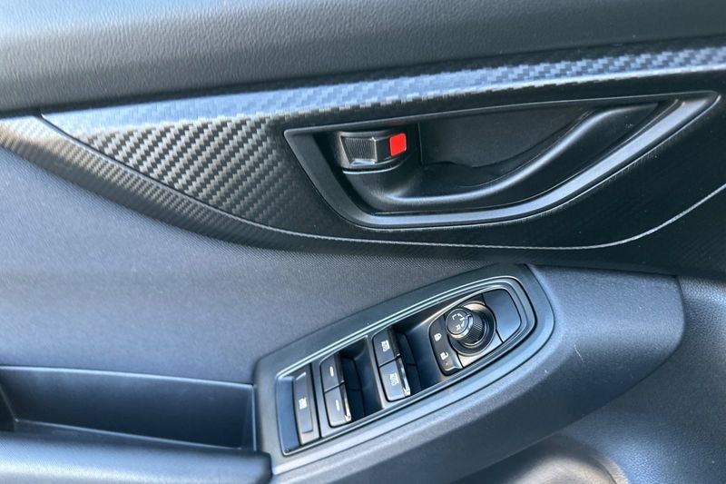 Subaru Impreza Vehicle Full-screen Gallery Image 11