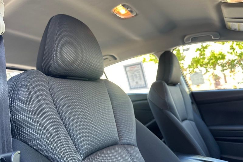 Subaru Impreza Vehicle Full-screen Gallery Image 16