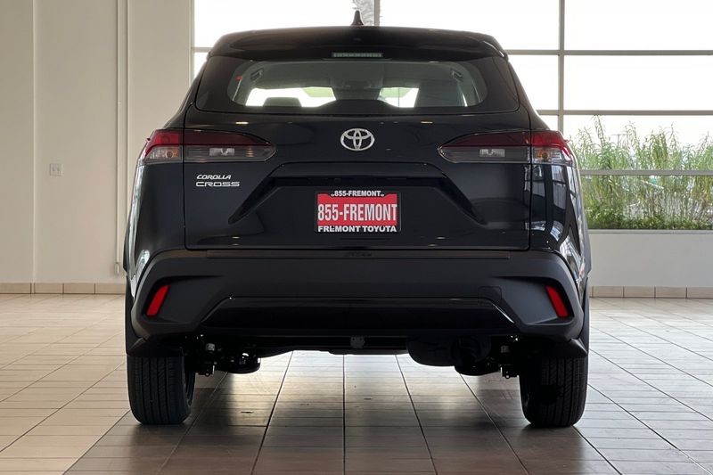 Toyota Corolla Cross Vehicle Full-screen Gallery Image 05
