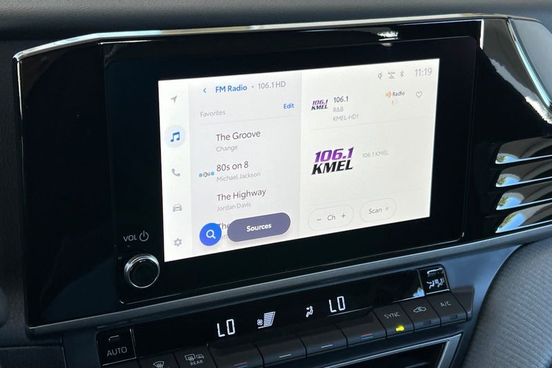 Toyota Camry Vehicle Full-screen Gallery Image 14