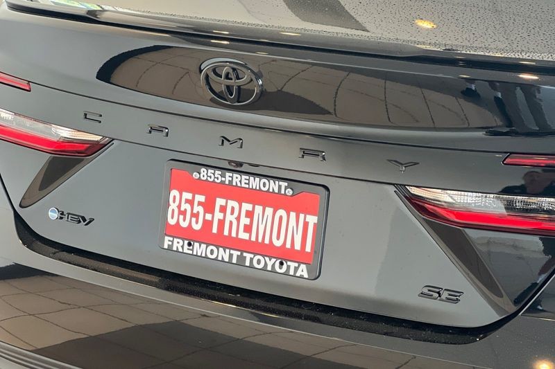 Toyota Camry Vehicle Full-screen Gallery Image 20