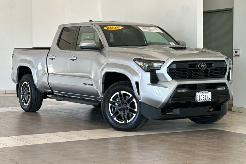 Toyota Tacoma 4WD Vehicle Full-screen Gallery Image 02