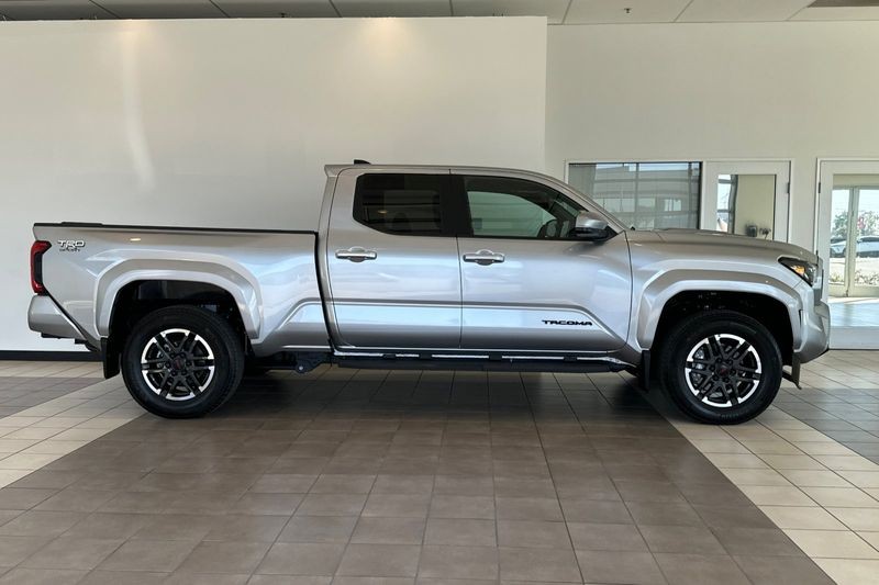 Toyota Tacoma 4WD Vehicle Full-screen Gallery Image 03