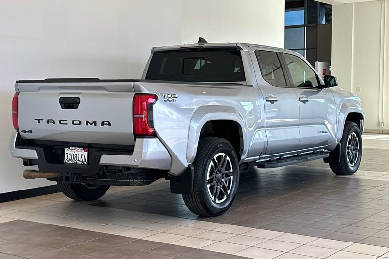 Toyota Tacoma 4WD Vehicle Full-screen Gallery Image 04