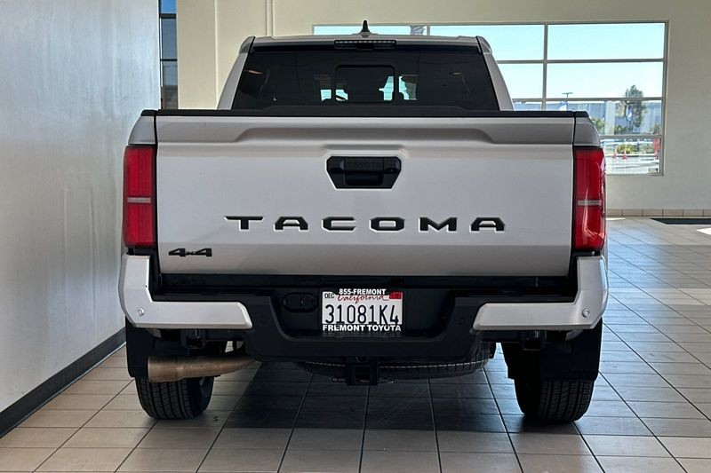 Toyota Tacoma 4WD Vehicle Full-screen Gallery Image 05