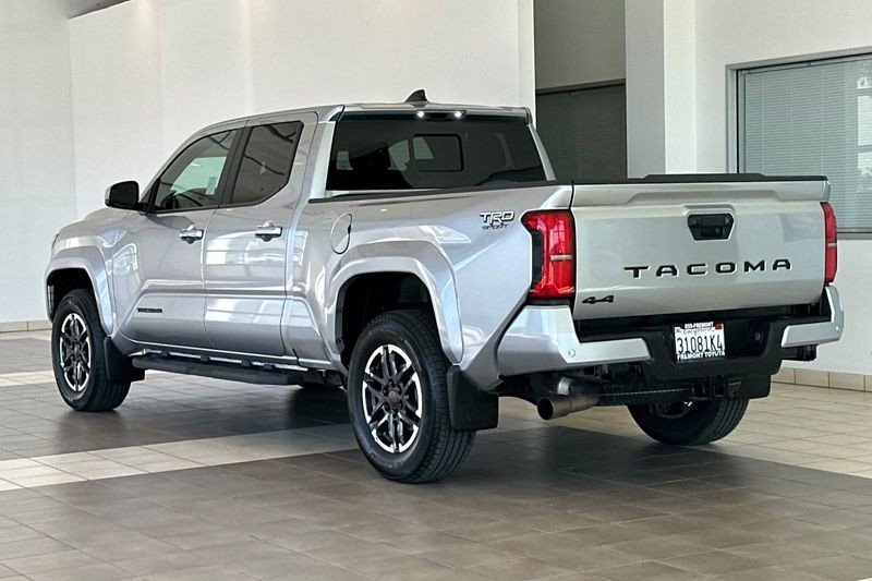 Toyota Tacoma 4WD Vehicle Full-screen Gallery Image 06