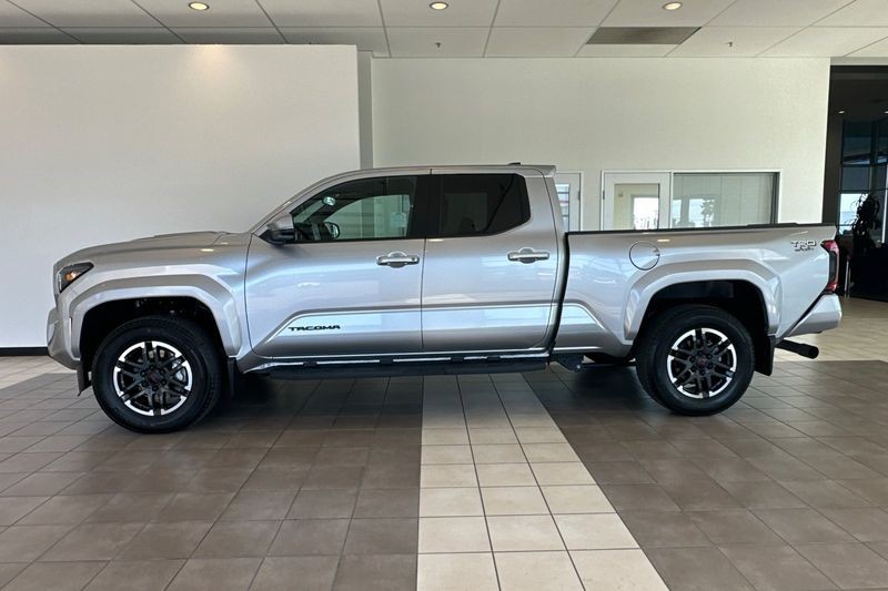 Toyota Tacoma 4WD Vehicle Full-screen Gallery Image 07
