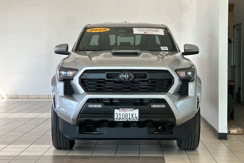 Toyota Tacoma 4WD Vehicle Full-screen Gallery Image 09