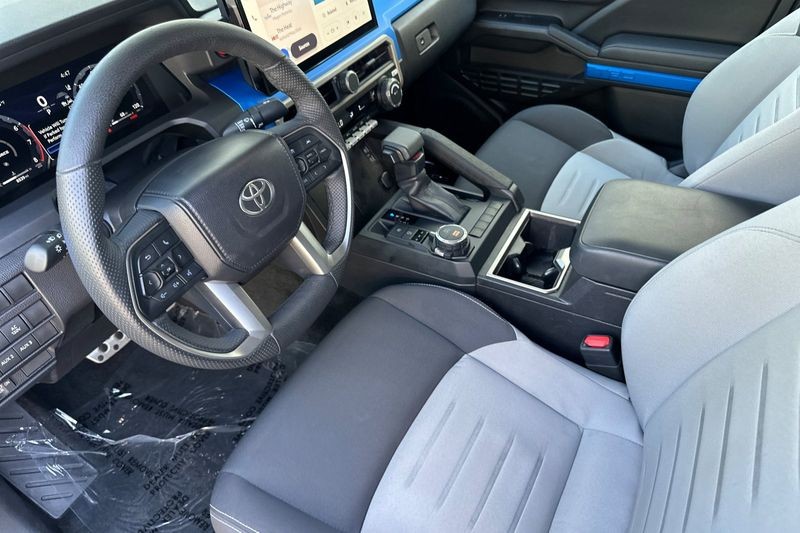 Toyota Tacoma 4WD Vehicle Full-screen Gallery Image 10