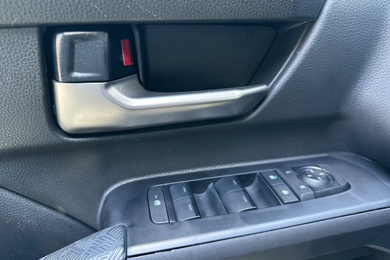 Toyota Tacoma 4WD Vehicle Full-screen Gallery Image 11