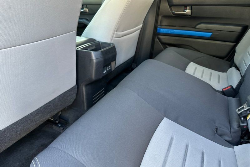 Toyota Tacoma 4WD Vehicle Full-screen Gallery Image 12