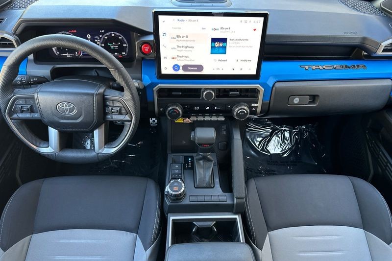 Toyota Tacoma 4WD Vehicle Full-screen Gallery Image 13