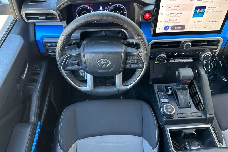 Toyota Tacoma 4WD Vehicle Full-screen Gallery Image 14