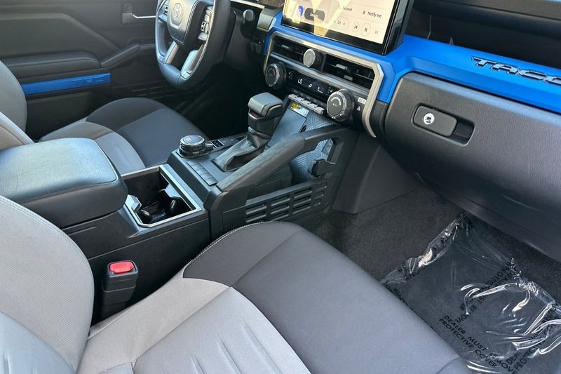 Toyota Tacoma 4WD Vehicle Full-screen Gallery Image 15