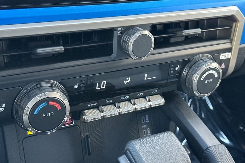 Toyota Tacoma 4WD Vehicle Full-screen Gallery Image 19