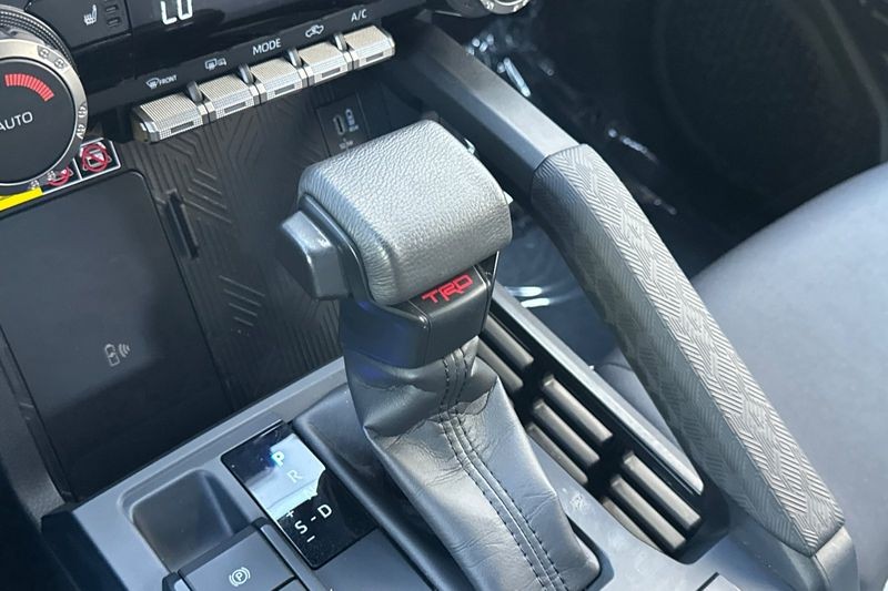 Toyota Tacoma 4WD Vehicle Full-screen Gallery Image 20