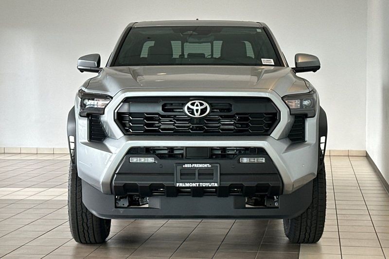 Toyota Tacoma 4WD Vehicle Full-screen Gallery Image 04