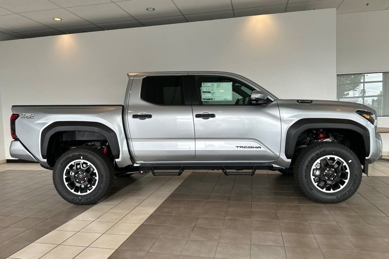 Toyota Tacoma 4WD Vehicle Full-screen Gallery Image 05