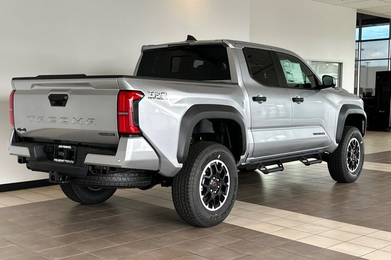 Toyota Tacoma 4WD Vehicle Full-screen Gallery Image 06