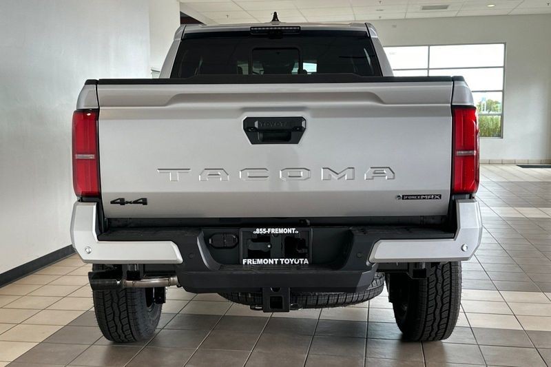 Toyota Tacoma 4WD Vehicle Full-screen Gallery Image 07