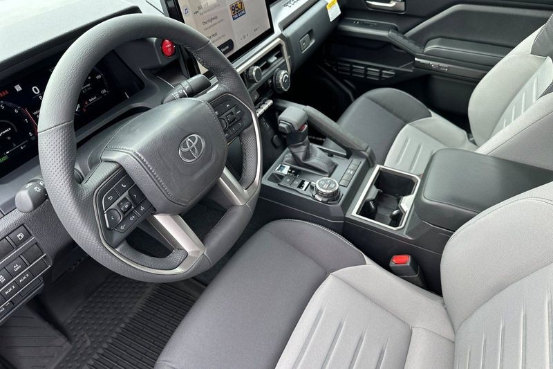 Toyota Tacoma 4WD Vehicle Full-screen Gallery Image 09