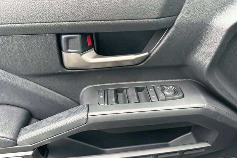 Toyota Tacoma 4WD Vehicle Full-screen Gallery Image 10