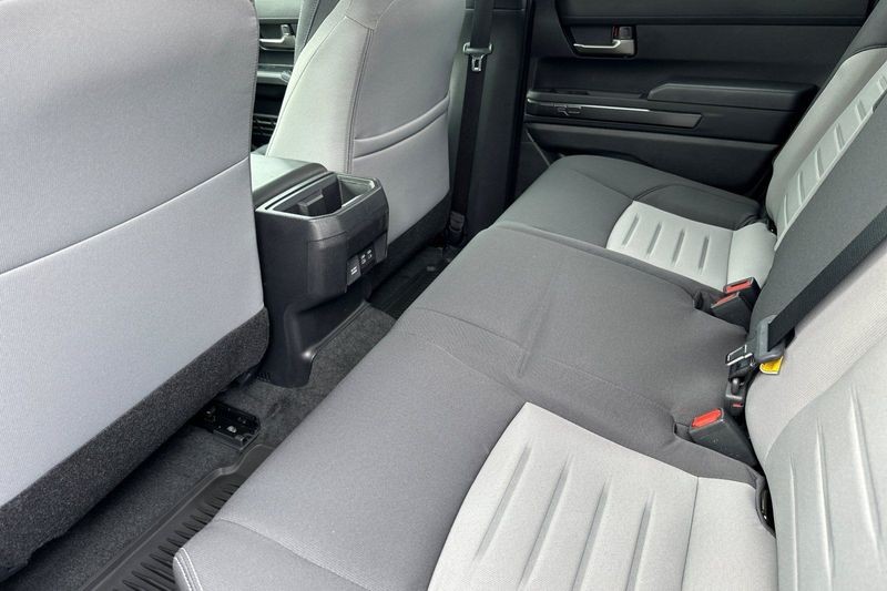 Toyota Tacoma 4WD Vehicle Full-screen Gallery Image 11