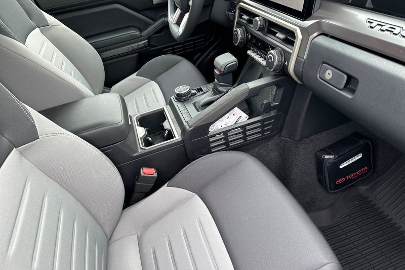 Toyota Tacoma 4WD Vehicle Full-screen Gallery Image 14