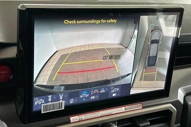 Toyota Tacoma 4WD Vehicle Full-screen Gallery Image 17