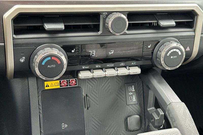 Toyota Tacoma 4WD Vehicle Full-screen Gallery Image 18