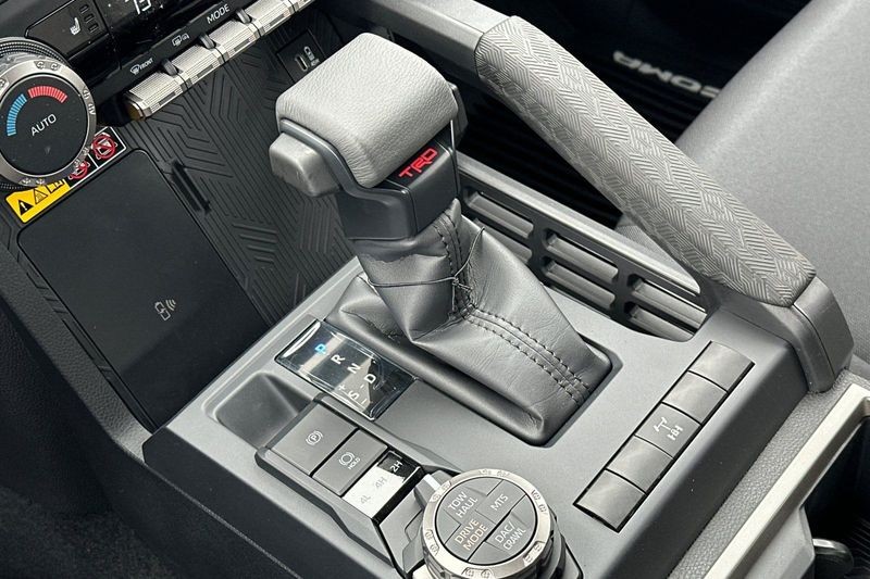 Toyota Tacoma 4WD Vehicle Full-screen Gallery Image 19
