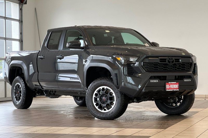 Toyota Tacoma 4WD Vehicle Full-screen Gallery Image 03