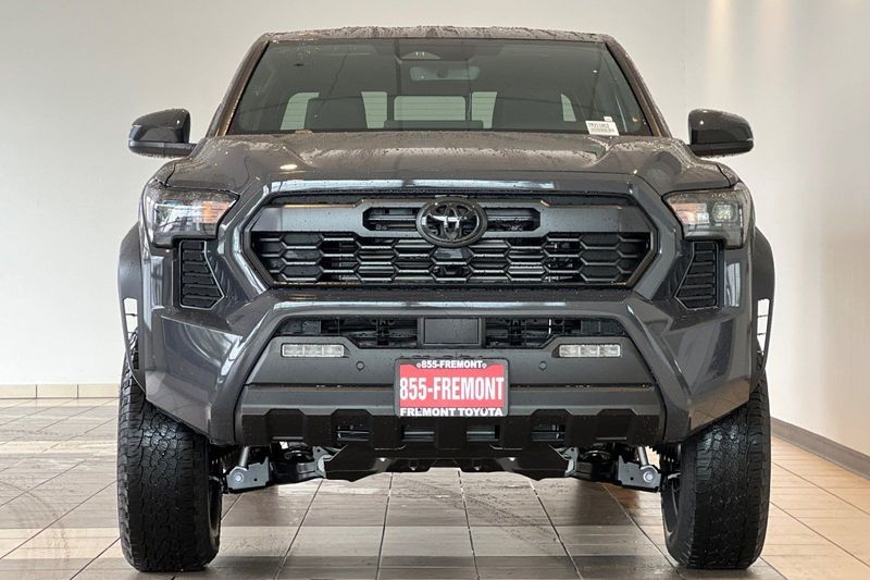 Toyota Tacoma 4WD Vehicle Full-screen Gallery Image 04