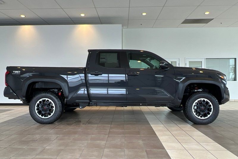 Toyota Tacoma 4WD Vehicle Full-screen Gallery Image 05