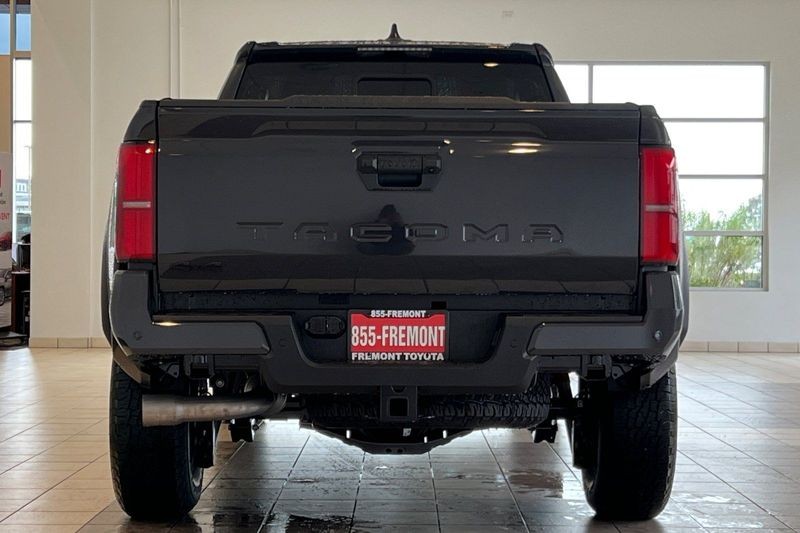 Toyota Tacoma 4WD Vehicle Full-screen Gallery Image 07
