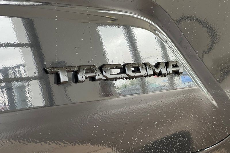 Toyota Tacoma 4WD Vehicle Full-screen Gallery Image 08