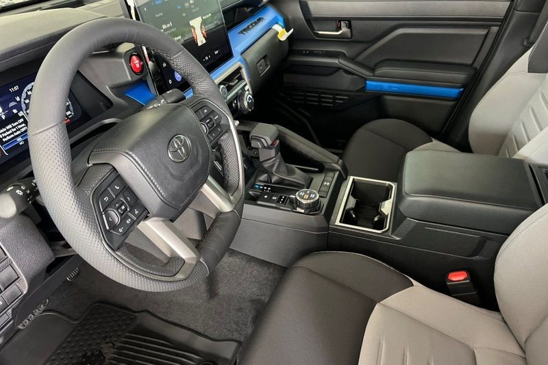 Toyota Tacoma 4WD Vehicle Full-screen Gallery Image 09