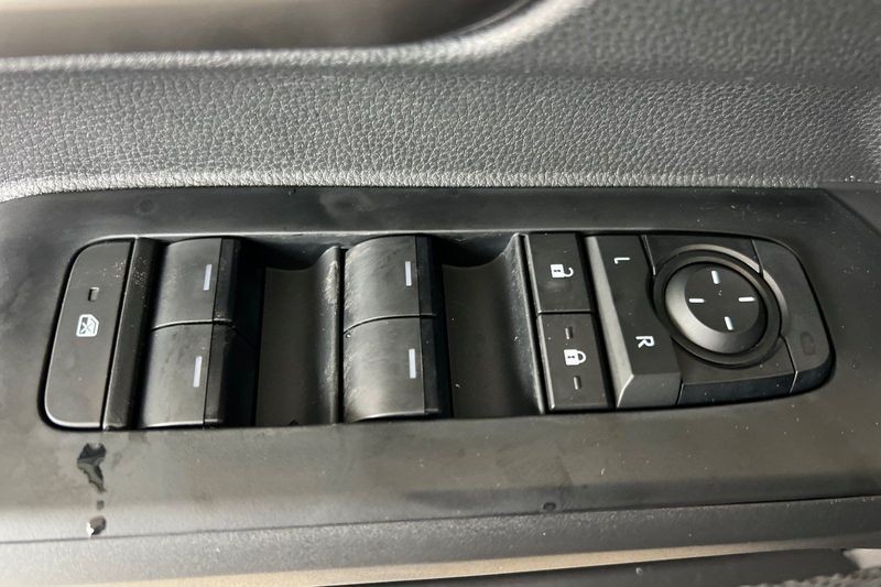 Toyota Tacoma 4WD Vehicle Full-screen Gallery Image 10