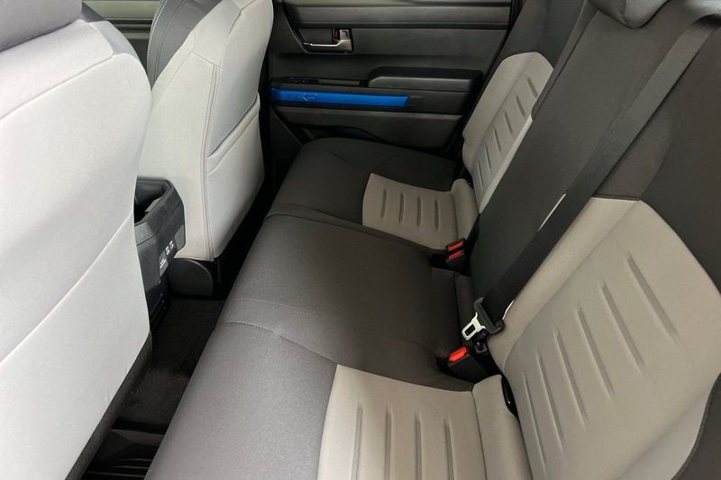 Toyota Tacoma 4WD Vehicle Full-screen Gallery Image 11