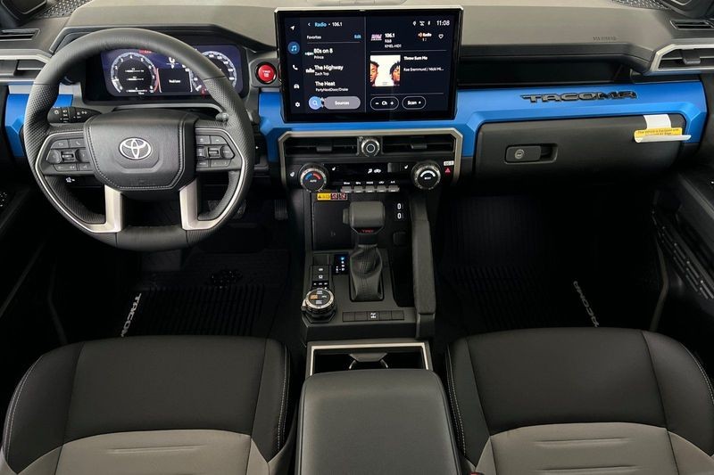 Toyota Tacoma 4WD Vehicle Full-screen Gallery Image 12
