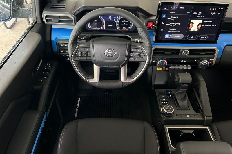 Toyota Tacoma 4WD Vehicle Full-screen Gallery Image 13